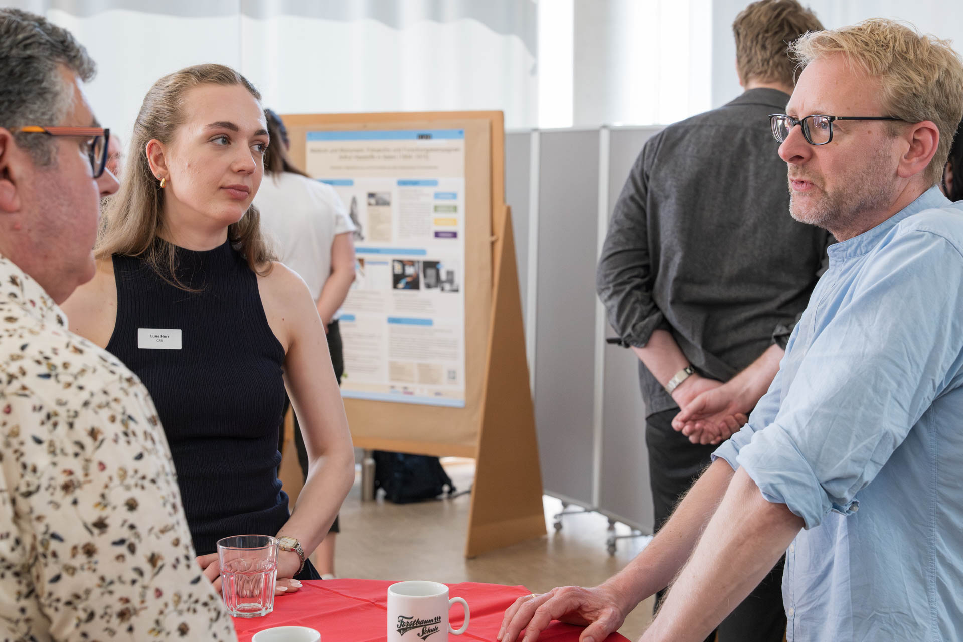 drei Personen im Gespräch beim Gallery Walk